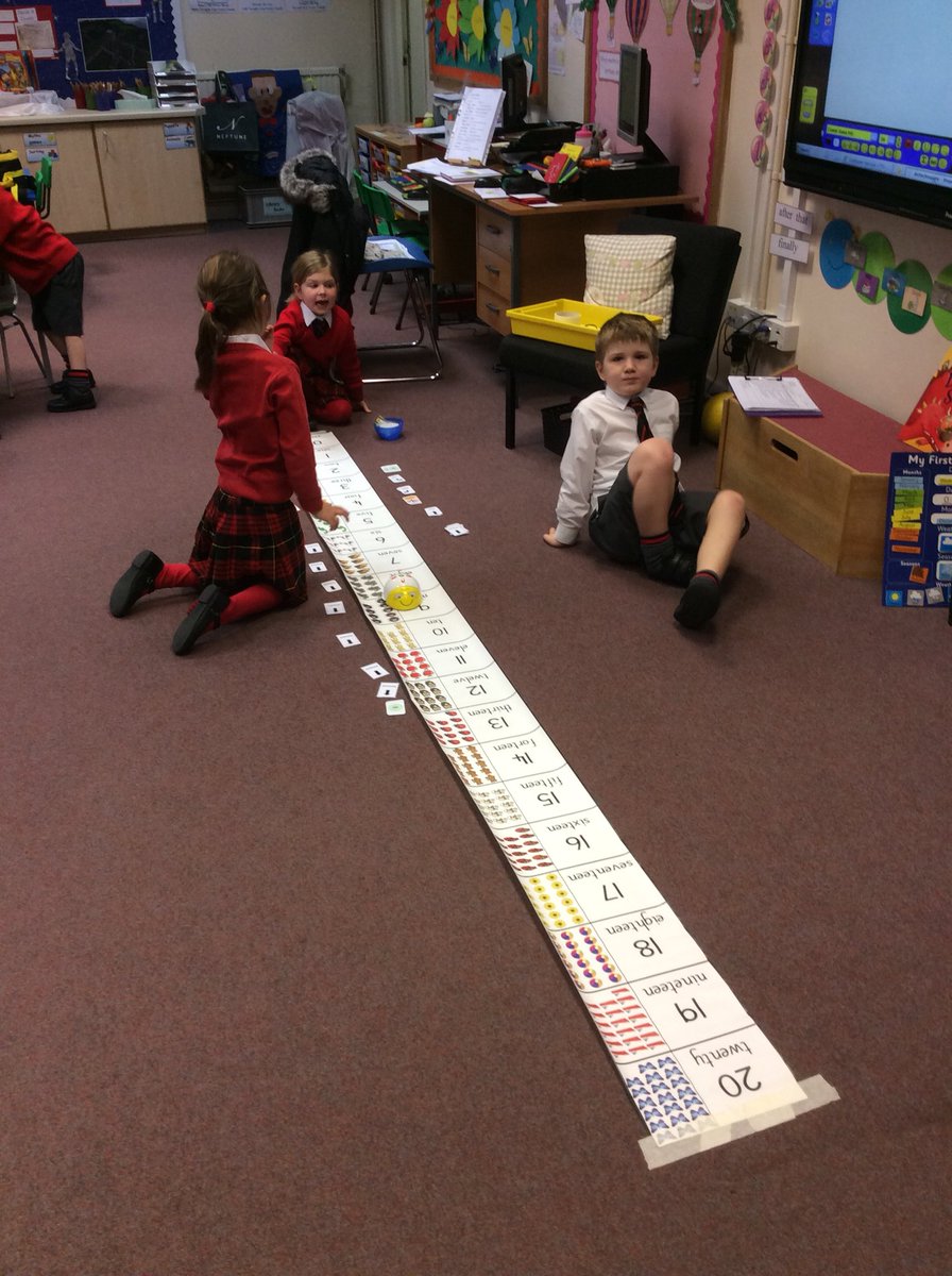 pgs_junior's tweet image. Programming Beebots in 1J  #computingfun