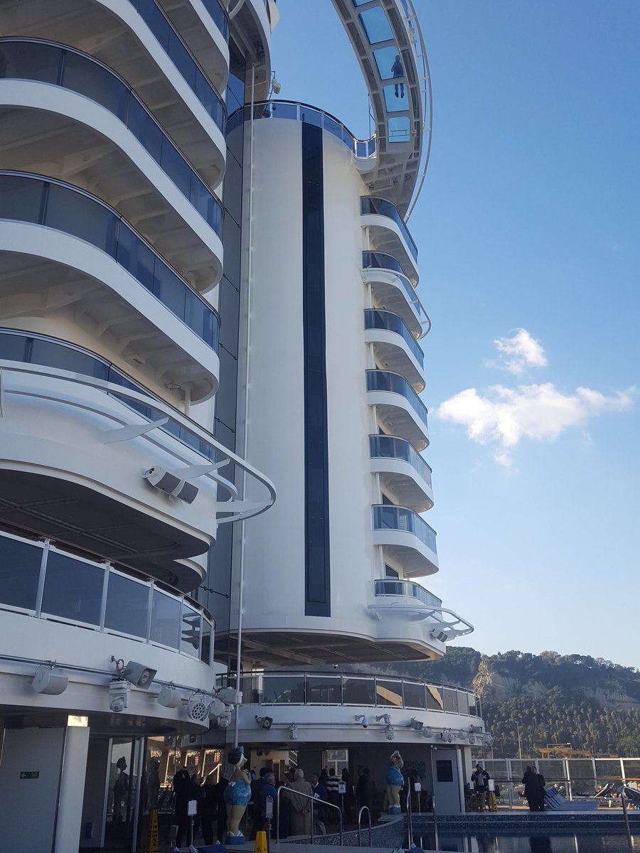 Piscina y puente de cristal en la imponente popa #MSCSeaside <a href="/MSCCrucerosESP/">MSC Cruceros</a>