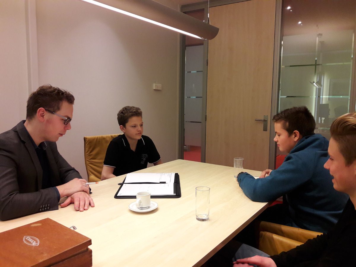 hetvlc's tweet photo. #Entreprenasium leerlingen Philip, Bas en Nick op bezoek bij de Rabobank. Wat komt er allemaal kijken bij de opstart van een eigen bedrijf? https://t.co/l30FueRSW7