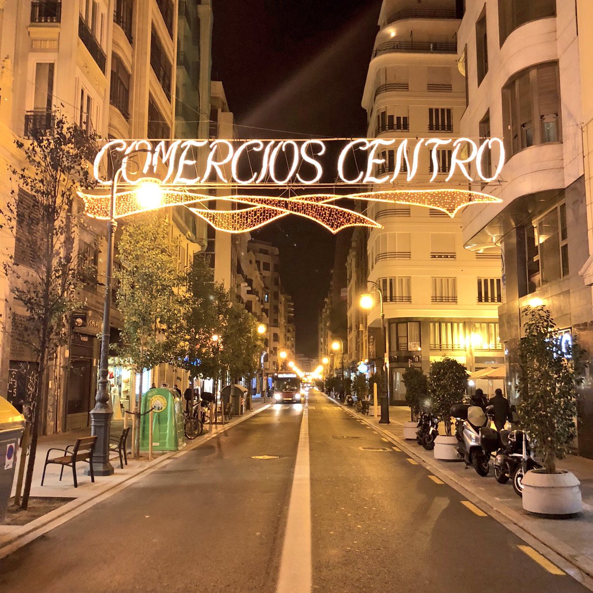 ¿Os gusta la iluminación navideña de las calles en el centro de la ciudad? Creemos que es una parte indispensable del espíritu de estas fiestas. Debéis saber que es posible gracias a los pequeños comercios, si, gracias a los más pequeños y humildes. #ComerciosValencia