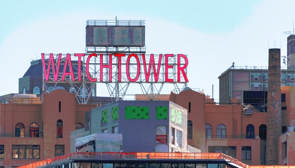 CorinnePulitzer's tweet photo. The #WatchtowerSign, 15’ tall in red letters a’top the former #WatchtowerBuilding, has been removed. This iconic sign had announced the time & temp near the #BrooklynBridge for nearly 50 yrs! The #JehovahsWitnesses, former owner’s of the building, are saving the letters. https://t.co/h0aC3WexPO