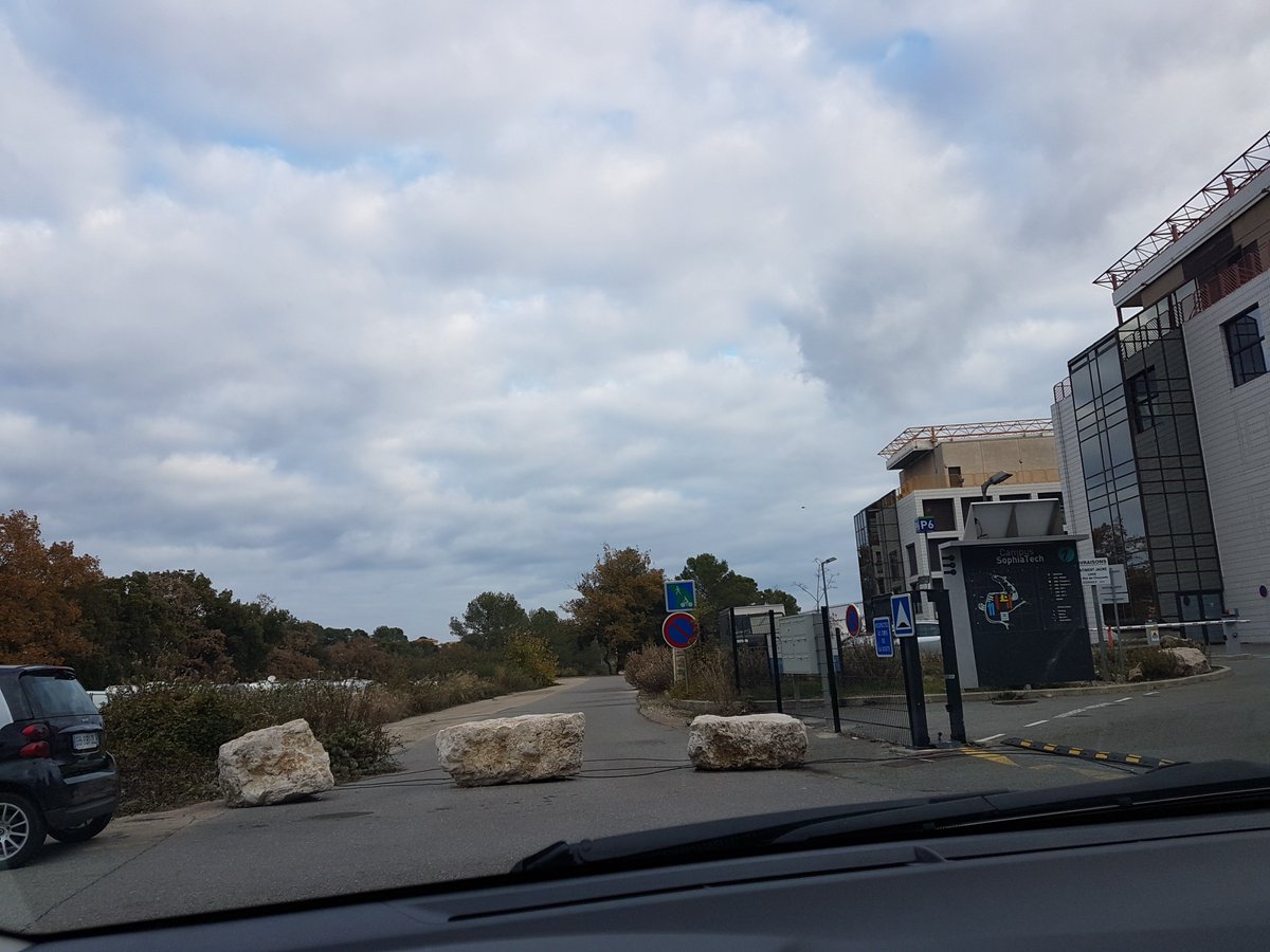 LVassiliev's tweet image. @JeanLeonetti Bonjour, C&apos;est normal ces caravanes installées au milieu des travaux devant #POLYTECHNICE ?