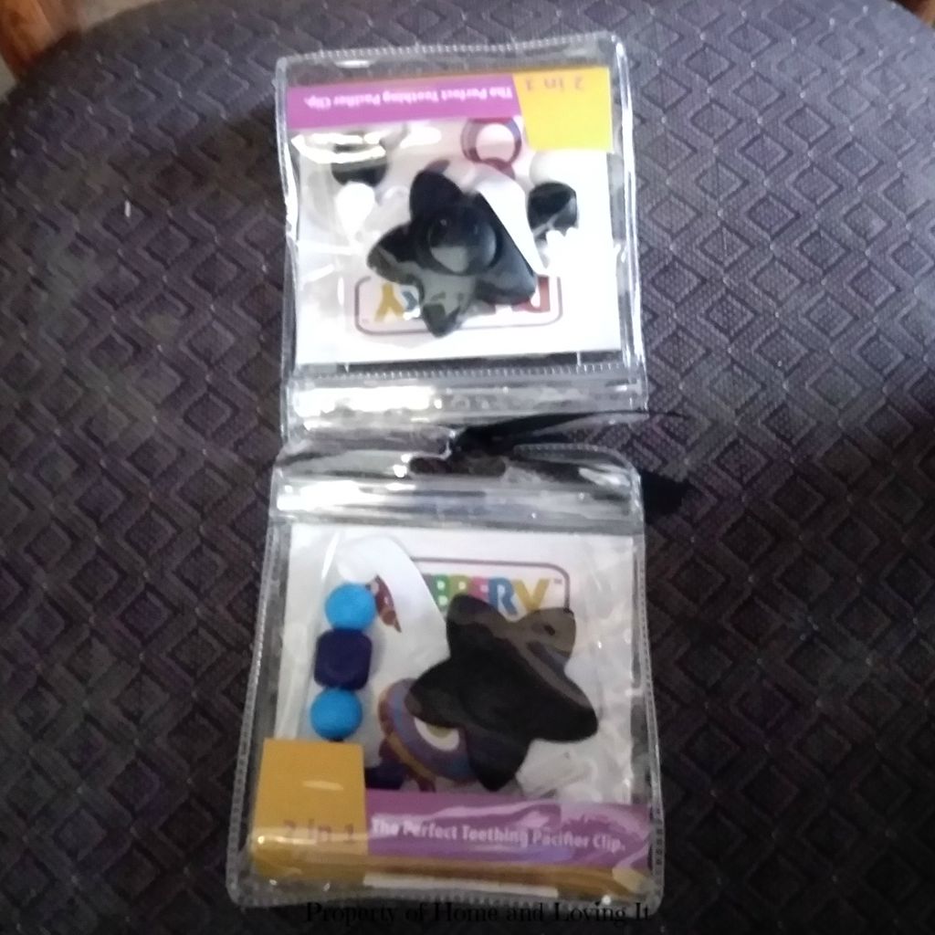 ARFRanch2023's tweet photo. Sephy has started teething a few months ago, so this review came out at the right time. Since they came in she has been chewing on them non stop. #AD #productreview #homeandlovingit #TeethingPacifierClip https://t.co/24JOuJuBhx https://t.co/ice8rkC7nr