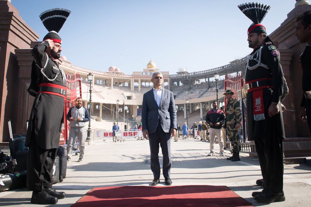 SadiqKhan's tweet image. From the beauty of India to the vibrancy of Pakistan - today I crossed the border on foot - becoming the first British politician to make this journey in recent history. 🇮🇳🇵🇰