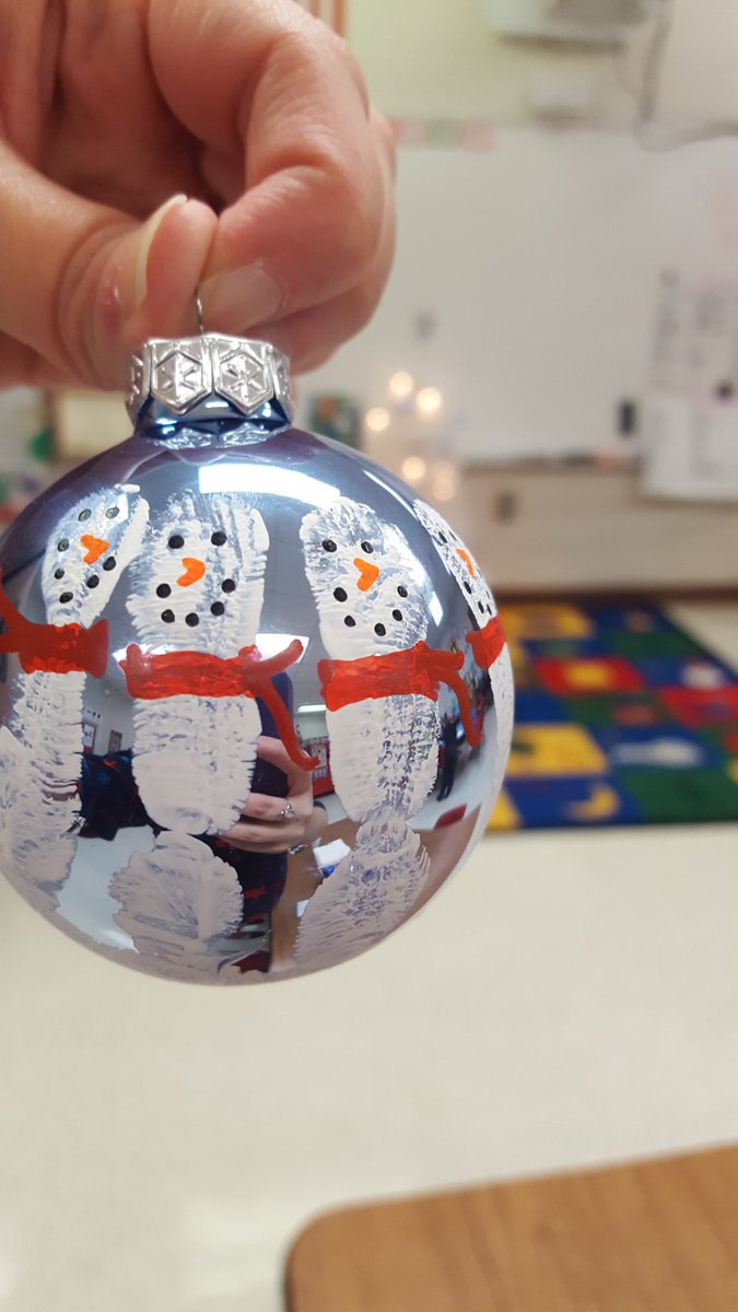 leannfstout's tweet photo. Emily and the Snowflake read aloud and SWBST retell. Our ornaments remind us to use that strategy! #craftstorehook #tlap #bathschoolsrock #mes_wildcats https://t.co/WdhlujzYoI