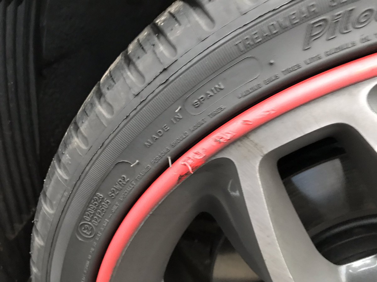 MotorSplash_'s tweet image. Kia Ceed in for its replacement Alloygators after hitting a curb quite hard! #Kia #Gloucestershire #Alloygator