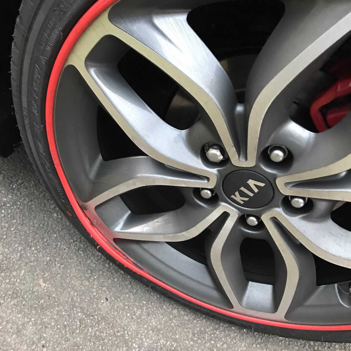 MotorSplash_'s tweet image. Kia Ceed in for its replacement Alloygators after hitting a curb quite hard! #Kia #Gloucestershire #Alloygator