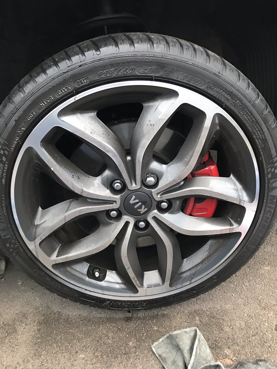 MotorSplash_'s tweet image. Kia Ceed in for its replacement Alloygators after hitting a curb quite hard! #Kia #Gloucestershire #Alloygator
