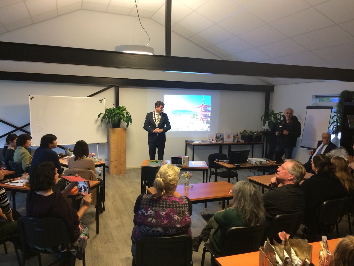 12 Japanse studenten krijgen na 3 maanden jenaplanstudie op Het Bovenveen hun jenaplandiploma van de burgemeester van De Wolden: FEEST 🎓