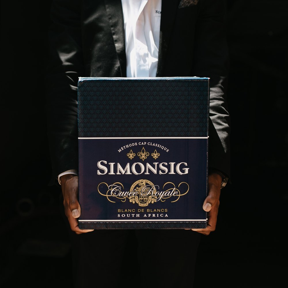 SimonsigWines's tweet photo. Happiness delivered. Order yours now: https://t.co/MjetBTBJux. #drinkSimonsig #wineWednesday #festiveSimonsig https://t.co/0aMHKoCvJJ