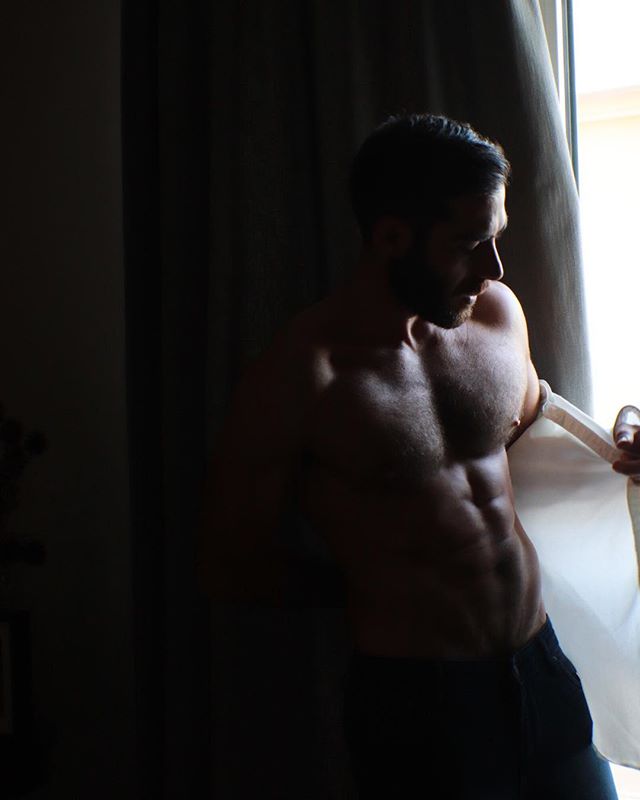 markusx's tweet image. cómo no pude darme cuenta que hay ascensores prohibidos, que hay pecados compartidos, y que tú estabas tan cerca.