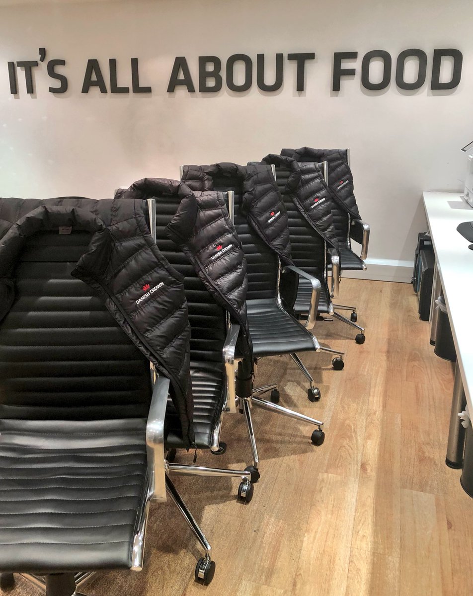 jamesroberts711's tweet photo. #DanishCrownDecember office is empty, so 2days #ChristmasMovie recommendation is #HomeAlone with @RealDanielStern & @macaulayculkins . best watched w/ #brisket & #chuck #beef Burgers π w/ sweet chilli jam, #peanutbutter & #smoked #streaky #bacon π₯@DanishCrownUK π#gotyourback https://t.co/UiZb1uSuY4