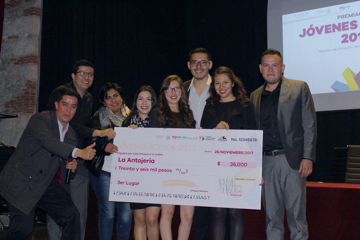 RoadsMakerAC's tweet photo. Todo emprendimiento es mejor en familia, ella es la que te apoya, la que te alienta, la que te obliga a salir de tu zona de confort, que no dudes ni un segundo de ti, que no hay más de otra que caer y levantarse. 
Que cada día por más oscuro que parezca saldrá un ráyito de luz. https://t.co/S68UvADHmg