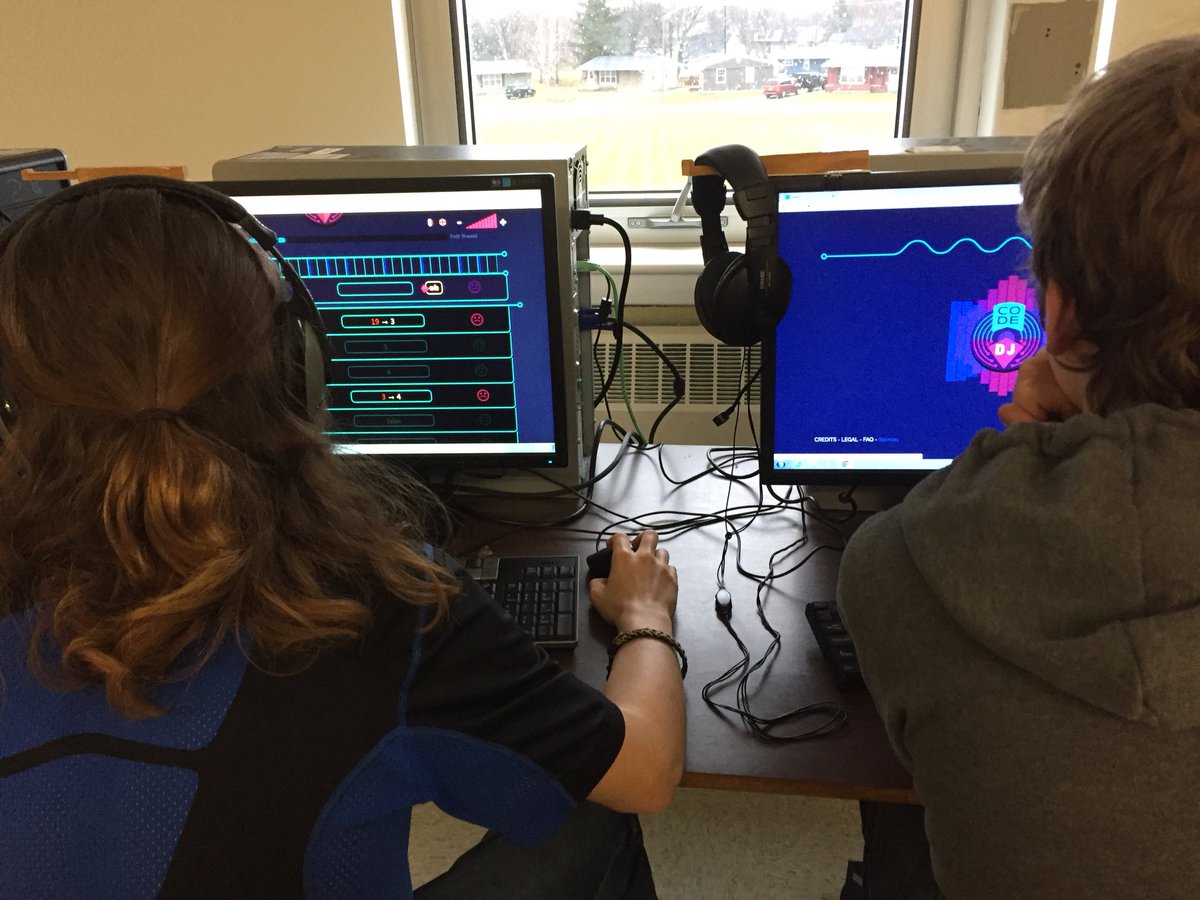 hpmakerspace's tweet image. 350 HP students doing #hourofcode this week. #what’sbehindmaking #codingtolearn @ASDWLimelight
