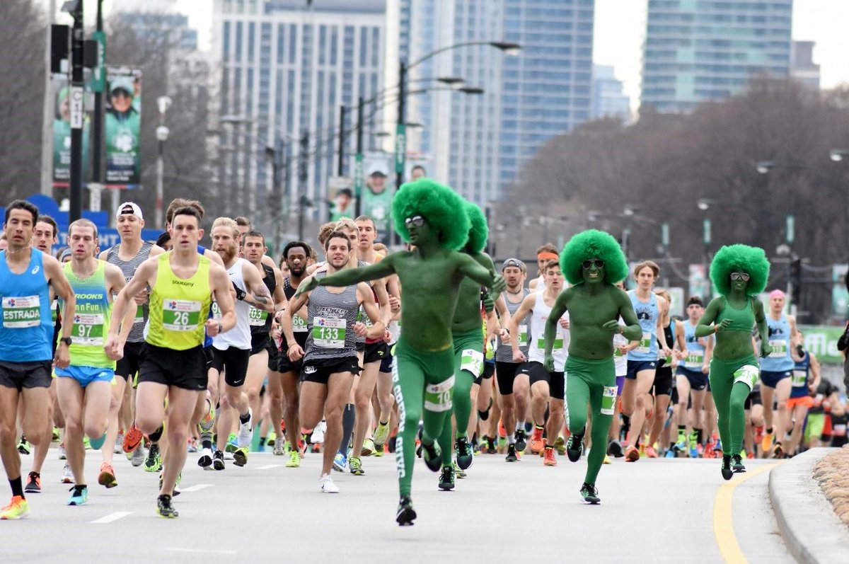 ChiMarathon's tweet image. In need of a gift idea for the whole family? ☘ Give the gift of the @ChiShuffle and run the #ShamrockShuffle together on 3.25.18! Sign up here: shamrockshuffle.com