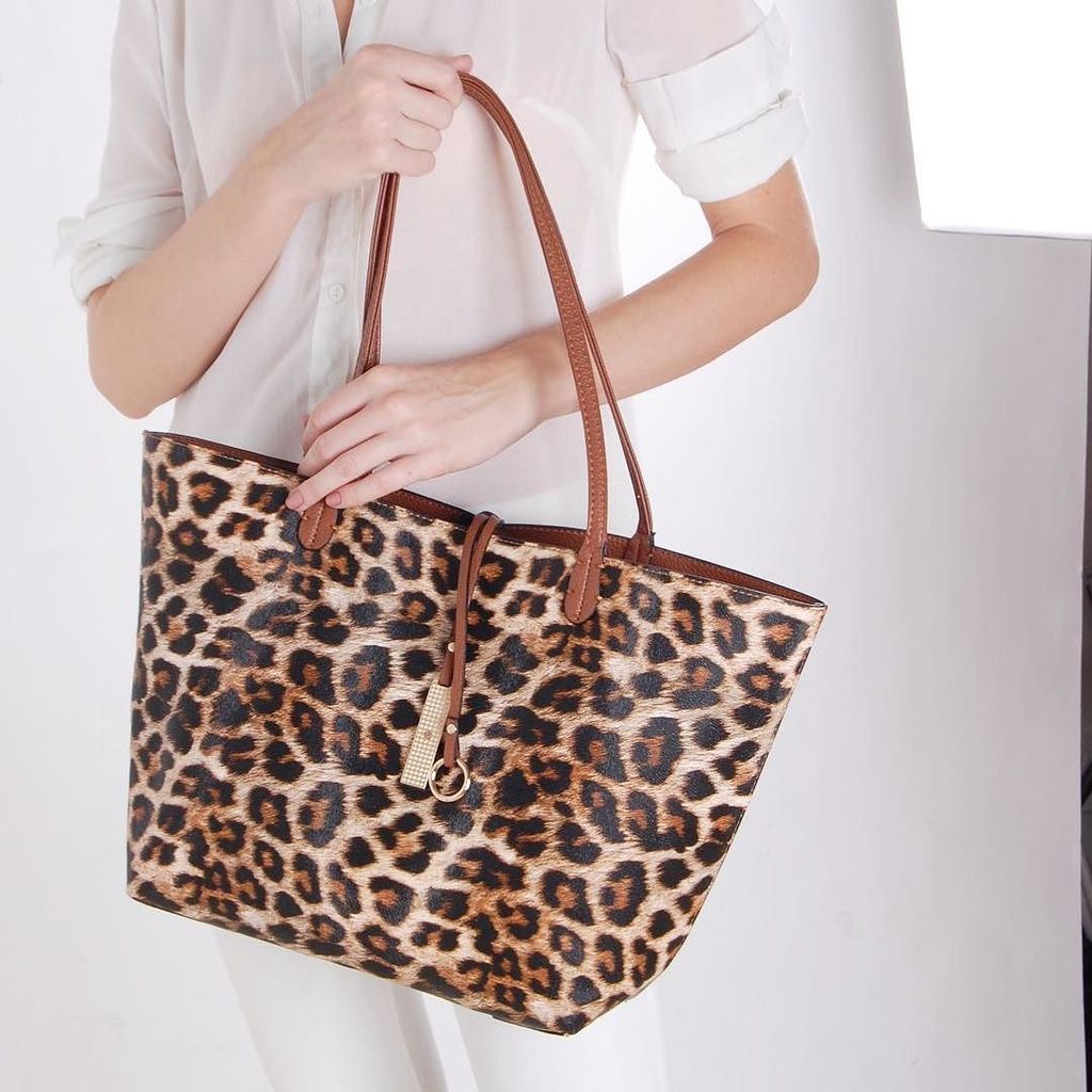 Perfect for a variety of uses, this gorgeous double-sided vegan leather carryall is fully reversible. #THEPERFECTGIFT ift.tt/2ADw98G