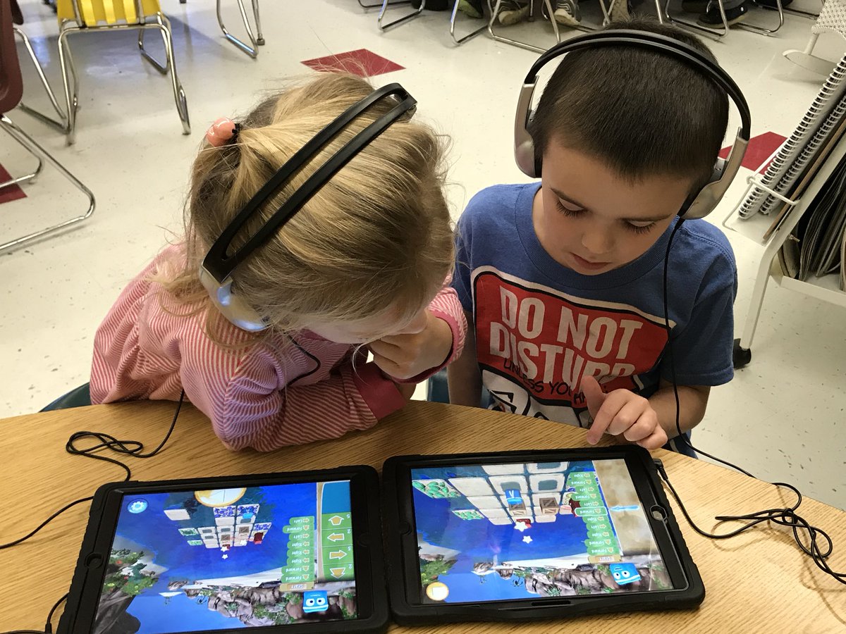 LadogaPrincipal's tweet image. Collaborative coding in kdg 😎@MSDMartinsville @drmichelemoore @thechuckelem #INeLearn #hourofcode #coolkidscode