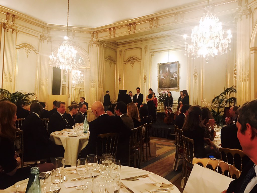 #Choiseul #institutChoiseul Dernier dîner de l'année des leaders économiques de moins de 40 ans, l'Opéra de Paris on stage au Cercle Interallié !