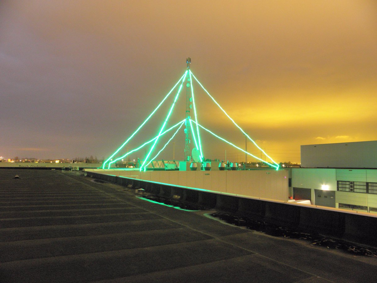 ColoCenter's tweet image. De #sint is weer terug naar Spanje. Dus voorbereiden voor de #kerst met vanaf vandaag de grootste #kerstboom van #Zoetermeer op lansinghage. Onze zendmast is omgetoverd. 9 dec gaat de #ijsselstein mast weer aan,maar tot die tijd is onze boom misschien wel de grootste boom van NL!