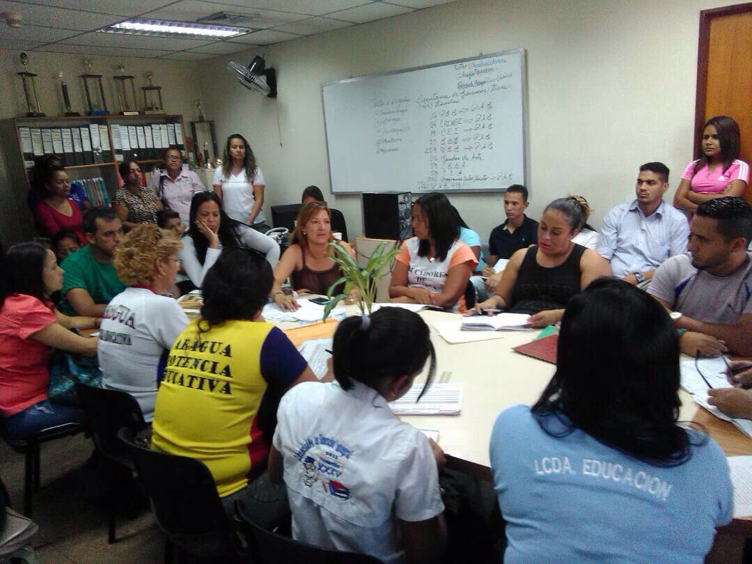 PrensaSSPPEA17's tweet photo. Desde el despacho de SSPPEA Movimiento de educadores de Aragua presentes y consecuentes en la gran maquinaria 4 x 4 para los proximos comicios electorales del 10 de Diciembre https://t.co/FKSgwyXGLQ