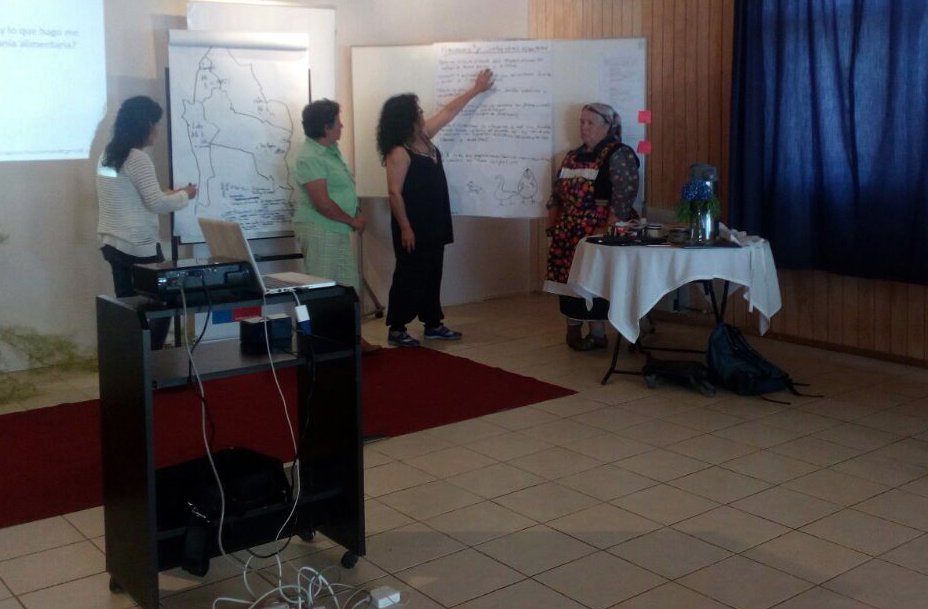 Culturas_Biobio's tweet photo. Jornada vespertina, trabajo grupal en el Encuentro Regional de Buenas Prácticas de #PatrimonioCulinario #Tomé ¿Cómo a través de mi conocimiento y lo que hago se vincula con el patrimonio y la soberanía alimentaria?
@patrimoniocl #CetSur https://t.co/7XPmLdi1E5