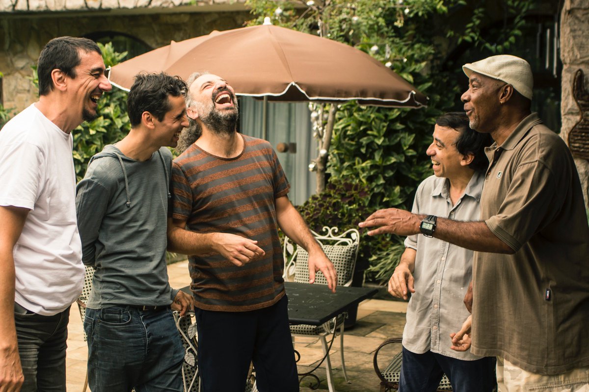 StefanoBollani's tweet image. QUE BOM! È già festa in #Brasile, nel primo giorno di registrazione del nuovo disco italo-brasiliano di Stefano Bollani, a #RioDeJaneiro con Jurim Moreira (batteria) Thiago Da Serrinha (percussioni), Jorge Helder (basso) e Armando Marcal (percussioni).

© Vinícius Giffoni