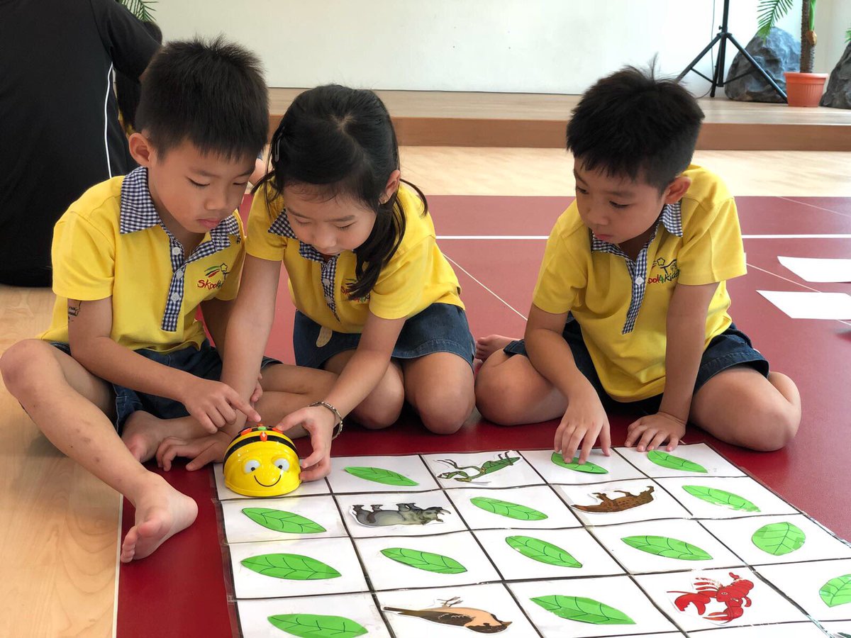 hourofcodesg's tweet photo. How do you remember the names of the insects? Bee-Bot will teach you how! @TTS_Group @TTS_Int #Skool4Kidz #HourOfCode2017 https://t.co/6lGLiq9L06