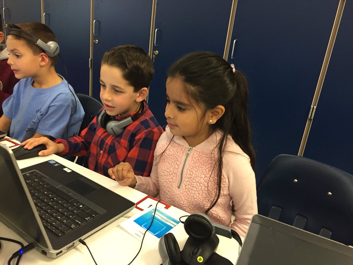 ForestvilleFCPS's tweet photo. Coding & Collaborating in 2nd Grade #fcpshourofcode https://t.co/U1Be2nzQhh