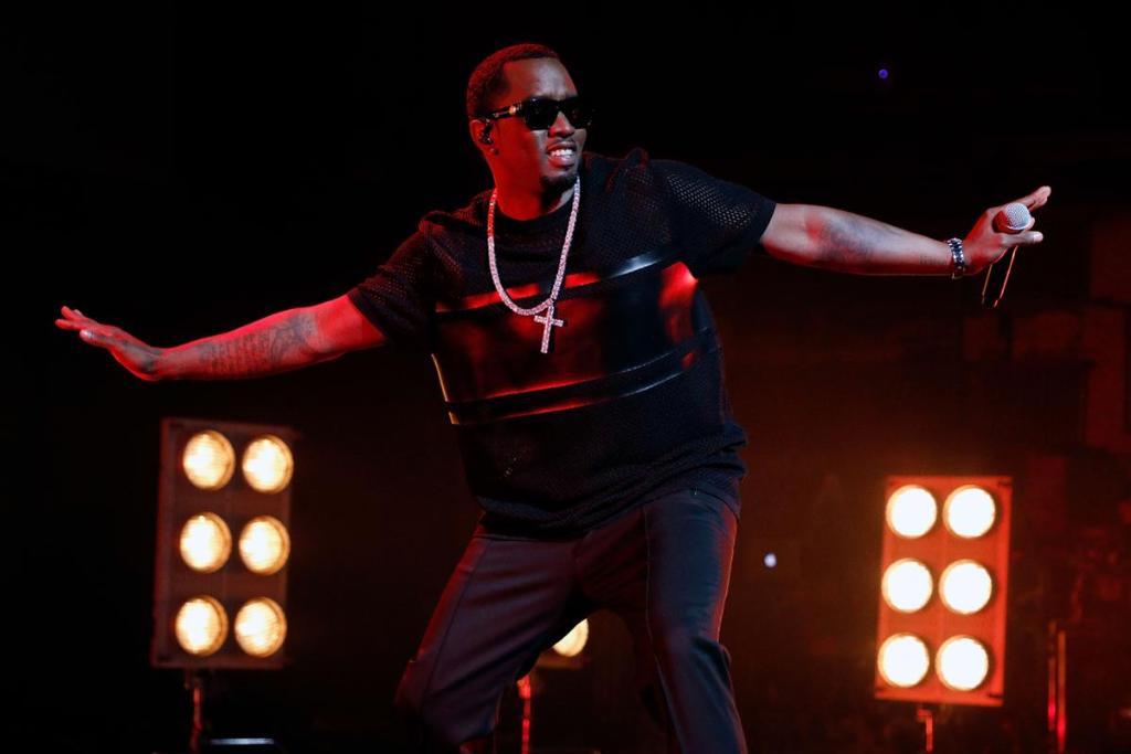 Forbes's tweet photo. World's highest paid musicians of 2017:
1. Diddy - $130 million
2. Beyoncé - $105 million
3. Drake - $94 million
.https://t.co/RMDMXkI5xh https://t.co/rxdW9BU3tH