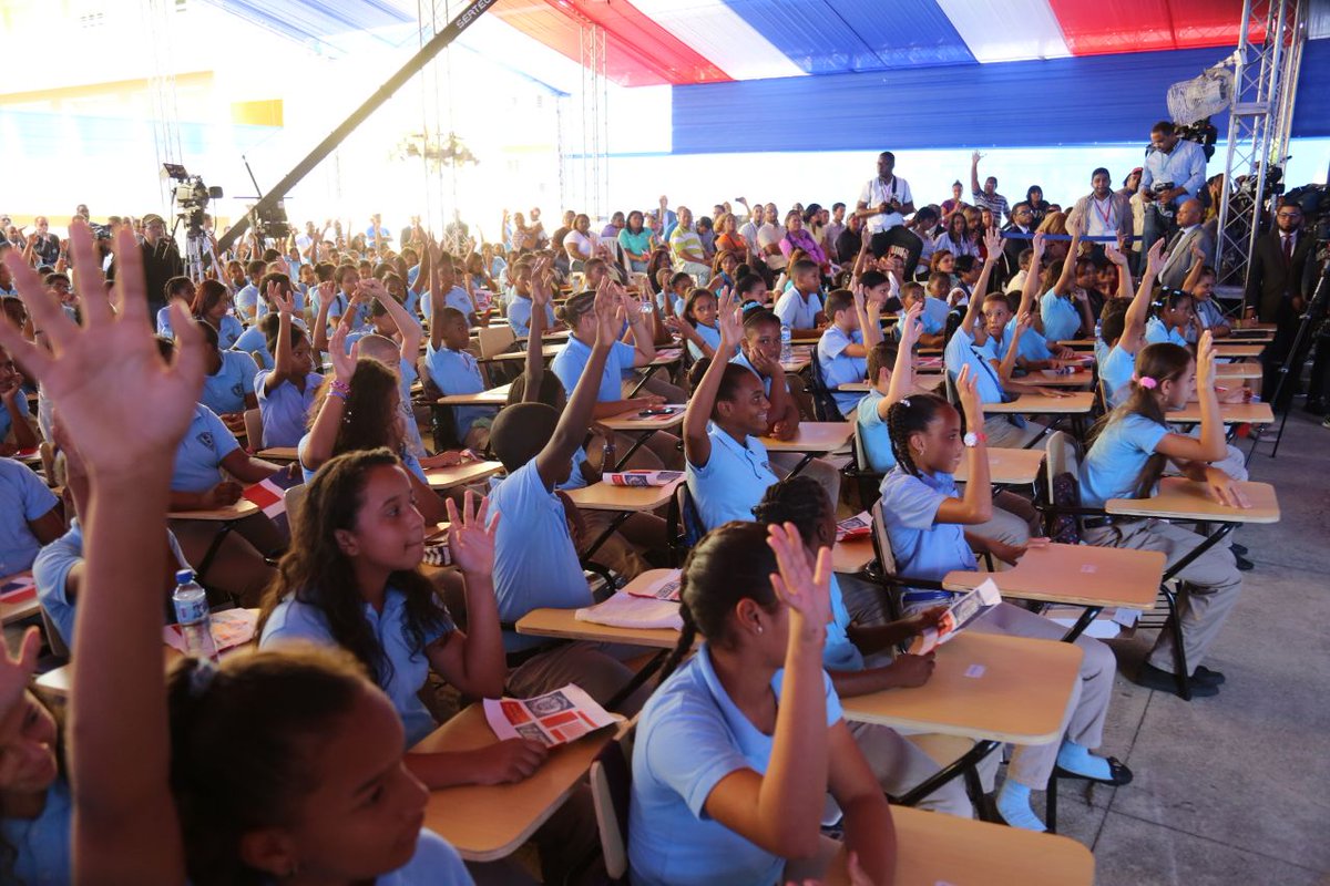 "En segundo lugar, #RepúblicaDigital quiere y va a tener Internet gratis en las escuelas, en los parques, en el metro, en el teleférico en los aeropuertos del país". <a href="/DaniloMedina/">Danilo Medina</a>