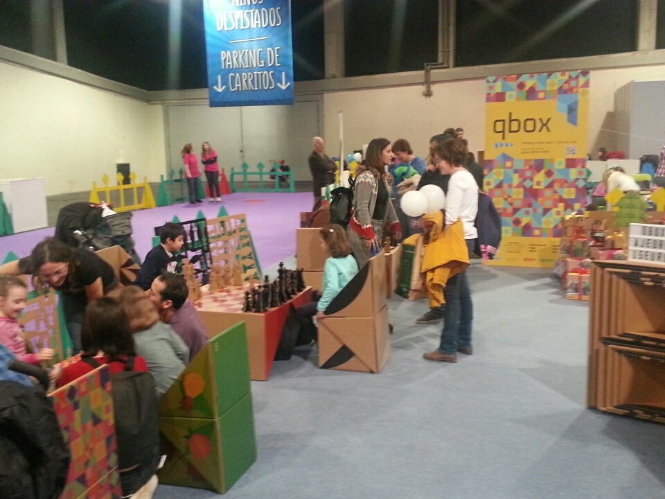 La imaginación hecha cartón d #qbox_mobi con sus originales juegos d ajedrez <a href="/JuvenaliaIFEMA/">JUVENALIA-IFEMA</a>