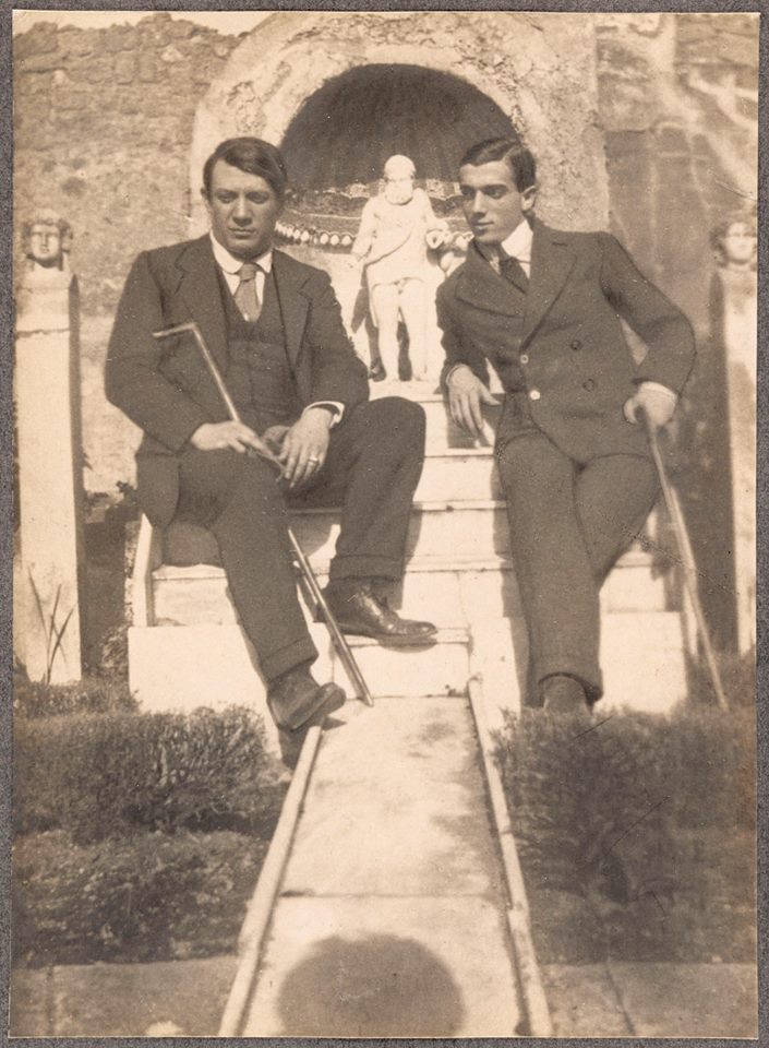 BarberiniCorsin's tweet photo. La visita di Roma Napoli Pompei, determina un cambiamento nel linguaggio di #Picasso che si traduce in robuste volumetrie o in forme ben riconoscibili come il Vesuvio sul sipario di "Parade" #picassoparade [In foto Picasso e Massine a #Pompei] https://t.co/rpOGzyBkul