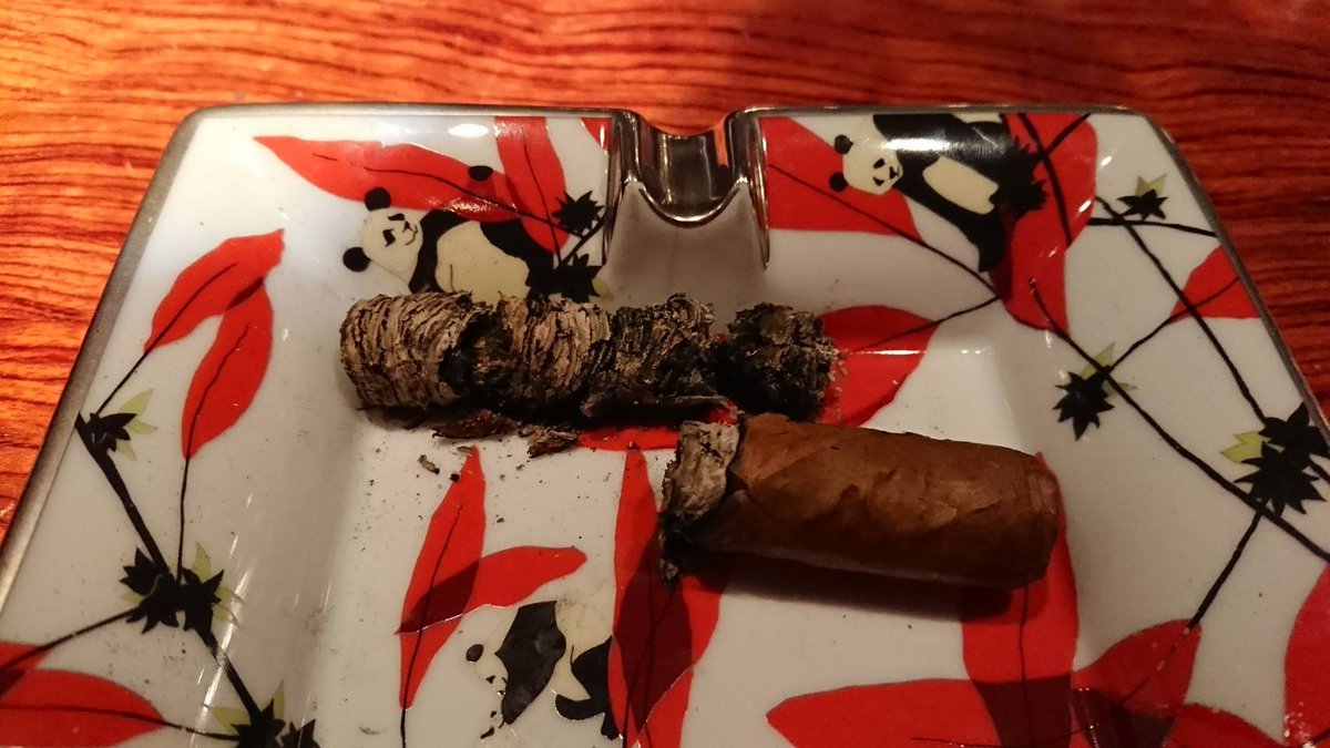 葉巻のマナー
写真のように大きな吸殻を作りましょう。
灰を残すことのにより、
車で言うところのラジエーター役割を果たします。