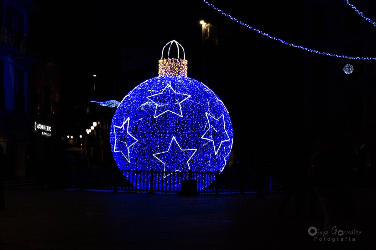 ArielG_Foto's tweet photo. #LaBoladeAvilés #LaBoladeAvilés #Navidad #lucesnavideñas #Avilésnavideño #azul #sinfiltros #photography #fotografía #photographer #noche #fotografianocturna https://t.co/PnHUjdLGsa
