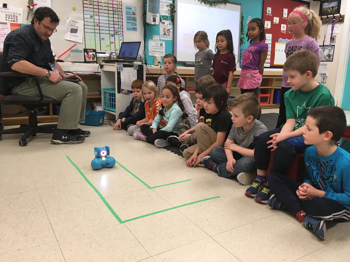 MmeDoyle2's tweet image. Grade 1 FI learns about coding! Merci Mr. Meesters! #weekofcode @RienMeesters #PSSLearning