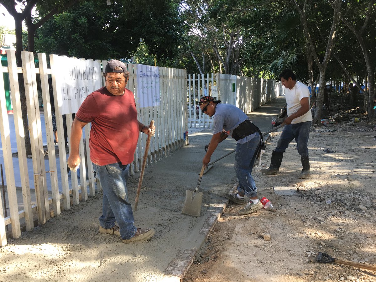 El Presidente <a href="/rembertoestrada/">Remberto Estrada</a> instruye al Director <a href="/AFonsecaL/">Antonio Fonseca Leon</a> realizar trabajos de albañilería para concluir la banqueta en la Reg. 247 en coordinación con la Esc. Sec. Miguel Hidalgo y Costilla #NoPararemos

<a href="/RogerEspinosaR/">Roger EsPro</a> <a href="/gbrahms/">Guillermo Brahms🇲🇽</a> <a href="/VivoEnCancun/">Vivo en Cancún 🏖️</a>