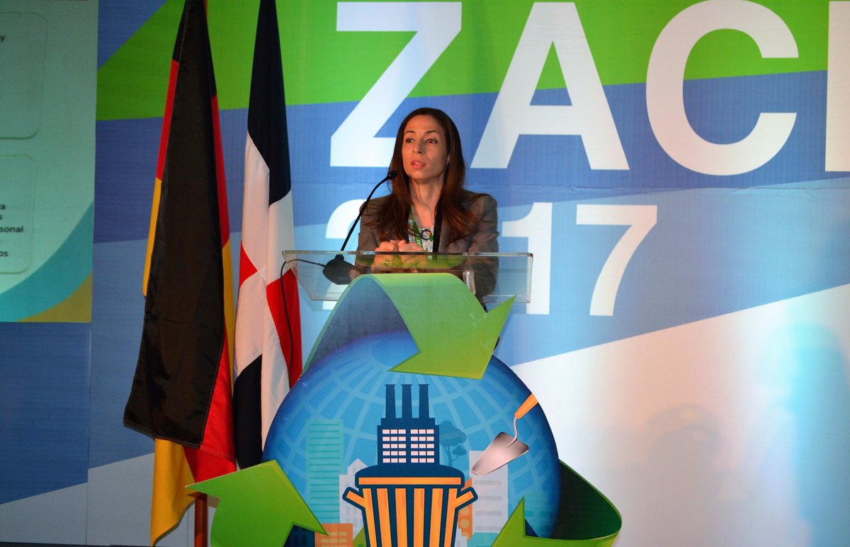 FundReservas's tweet photo. @nadia_tejeda Gerente de Innovación y Programas Especiales de #ReservasDelPaís, expone en el Panel: Perspectivas y Oportunidades para la Banca Dominicana, con el tema "Microfinanciamiento Solidario en Relación al Cambio Climático" #ForoZack2017 https://t.co/cqCPRJPcUq
