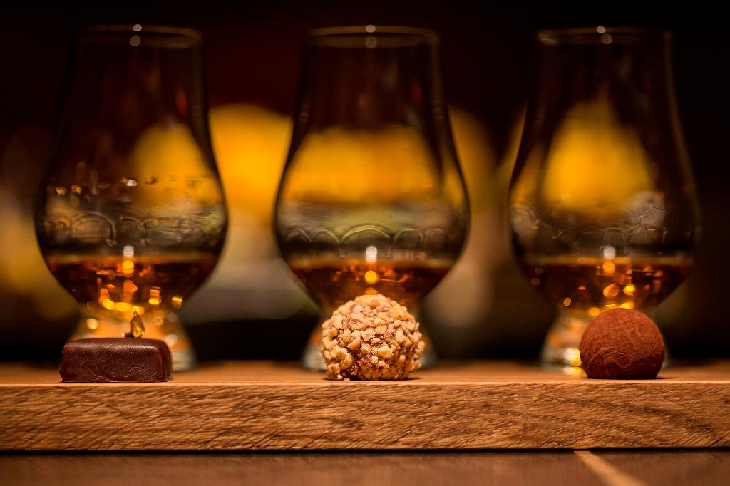 HakkasanMayfair's tweet photo. From our whisky and chocolate flight to the #DimSumSundays experience at @HakkasanHanway, our gift experiences are unique presents to give this Christmas https://t.co/1lQ2AUnvpV https://t.co/XQRpCfqMfJ