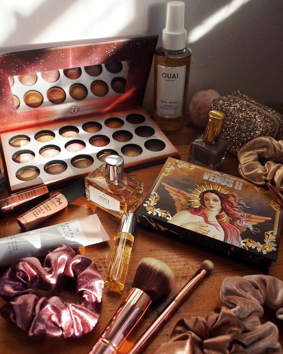 UrbanOutfitters's tweet photo. 💄🎁 DAY 6 of #12DaysOfUOGifted is all about #UOBeauty! 🎁💄
Follow + retweet to enter to win a UO Beauty gift pack featuring some of our must-haves for the season. 
T&amp;C: https://t.co/LJsR2wKJKn https://t.co/e9N2rXWft6