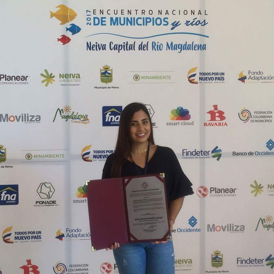 sabanetapdama's tweet photo. Comparto la mención de honor recibida en el Encuentro Nacional de Municipios 2017 realizado en la ciudad de Neiva. 

Cada día más comprometida con el bienestar y calidad de vida de la primera infancia y los adultos mayores de nuestro Municipio. https://t.co/KR5AMIBtZH