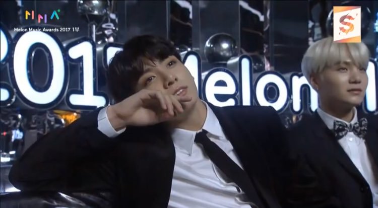 btsddong22's tweet photo. @mang_wer @f0ck__________ 증국이는 홍진영 무대 중에 팔에 기대고 감상 ㅋㅋ 쉬는 시간도 아니고 공식 적인 자리에서 뭐 하는 거임?? 느도 예의 좀 갖춰랑~~ https://t.co/SYDMfd7IPa
