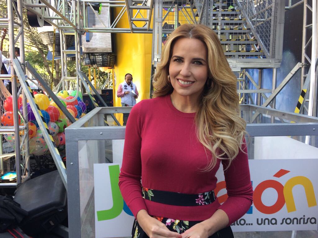 JuguetonAzteca's tweet photo. ¡@rbigorra nos acompañó en el contenedor del #Juguetón2018! Ven y apoya porque recuerda que #UnRegaloUnaSonrisa ⭐️ https://t.co/a5SDWYB7a9