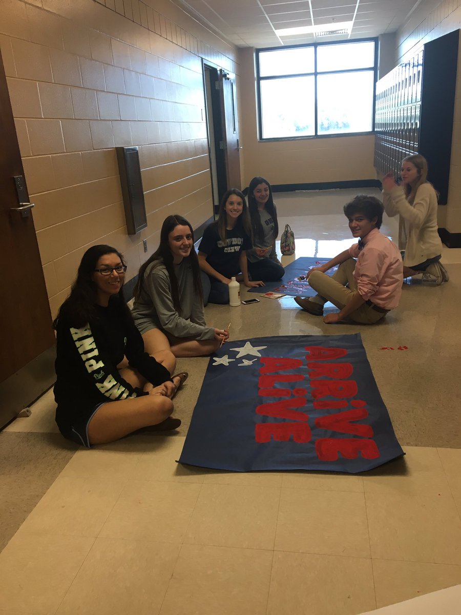 Gaither_BOTB's tweet photo. Some of our amazing student Senators working on banners for our wonderful #BattleOfTheBelts campaign! #CowboysForSeatBeltSafety 🚙🐎 https://t.co/n0AL2OgWAc