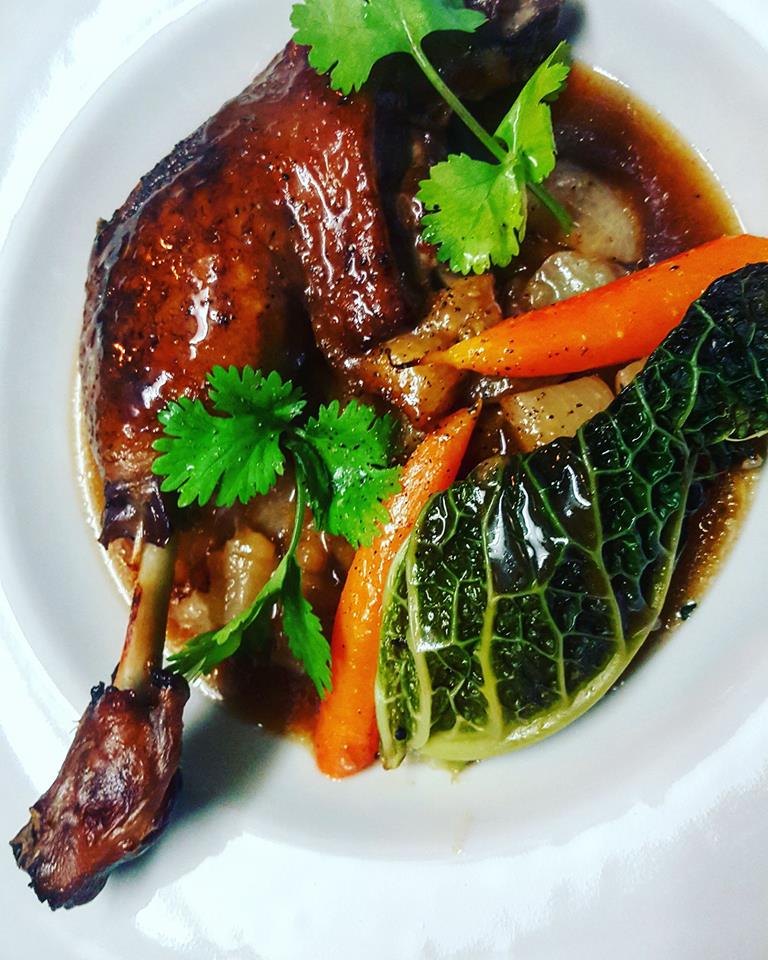 {Gens de Métier} #CourrezY
Jeudi 7 déc, service du soir
Qd le resto Le Ciel (Paris 11) pense "canard au cidre"
son chef file chez 1 vrai caviste pour du Cidre Cotentin Aoc.
"Cuit sur navets/pommes + mijoter ds cidre &amp; jus carcasses.
Jus réduit avc infusion de coriandre fraîche."