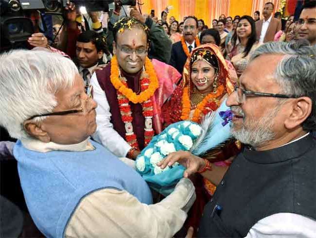 dedactiv's tweet image. लालू ने शादी में दिया सुमो के बेटे को 'बंद लिफाफा', बढ़ी बिहार की सियासी हलचल