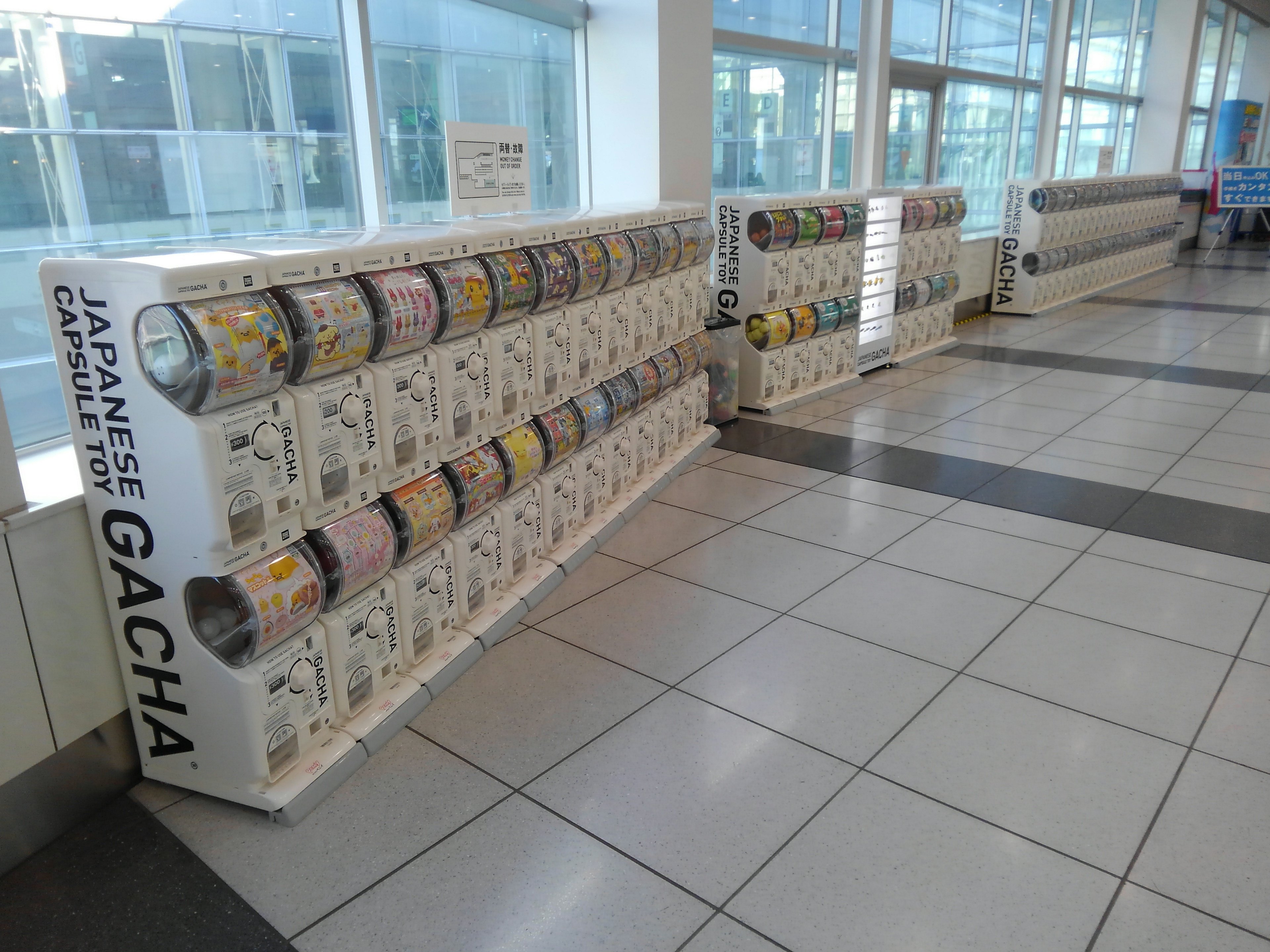 S Takaoka 京急羽田空港国際線ターミナル駅3階に ガチャガチャの機械が設置されました タカラトミーが 空港ガチャ という名称で各空港に設置しているようです ターミナル5階のtokyo Pop Townにもガチャガチャの機械があります T Co Inlokvpxq4
