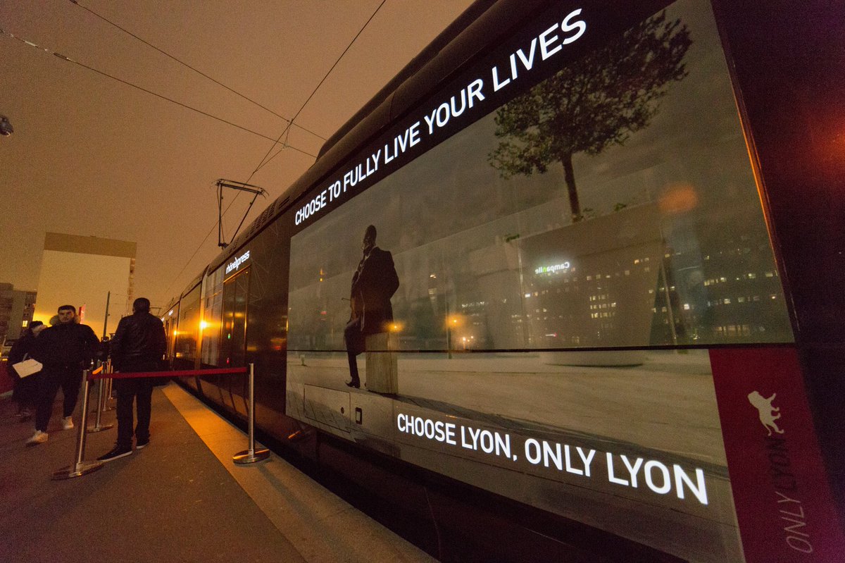 OnlyLyon's tweet image. 1ère mondiale: 1ère rame @Rhonexpress luminescente à #Lyon ! Elle circulera en décembre et janvier entre @LyonPartDieu et @lyonaeroports et mettra à l’honneur la nouvelle campagne de communication #ONLYLYON !
Une innovation 100% lyonnaise développée par la start-up @was_light