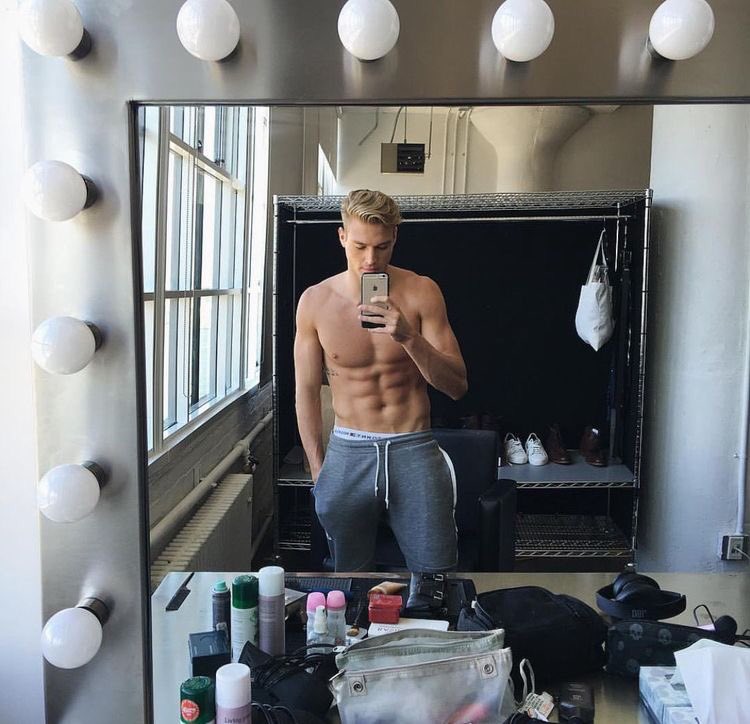 - Kyle Sanderson
-20
-Straight
-Work Out Enthusiast 
-Golden Boy
-RT for me?