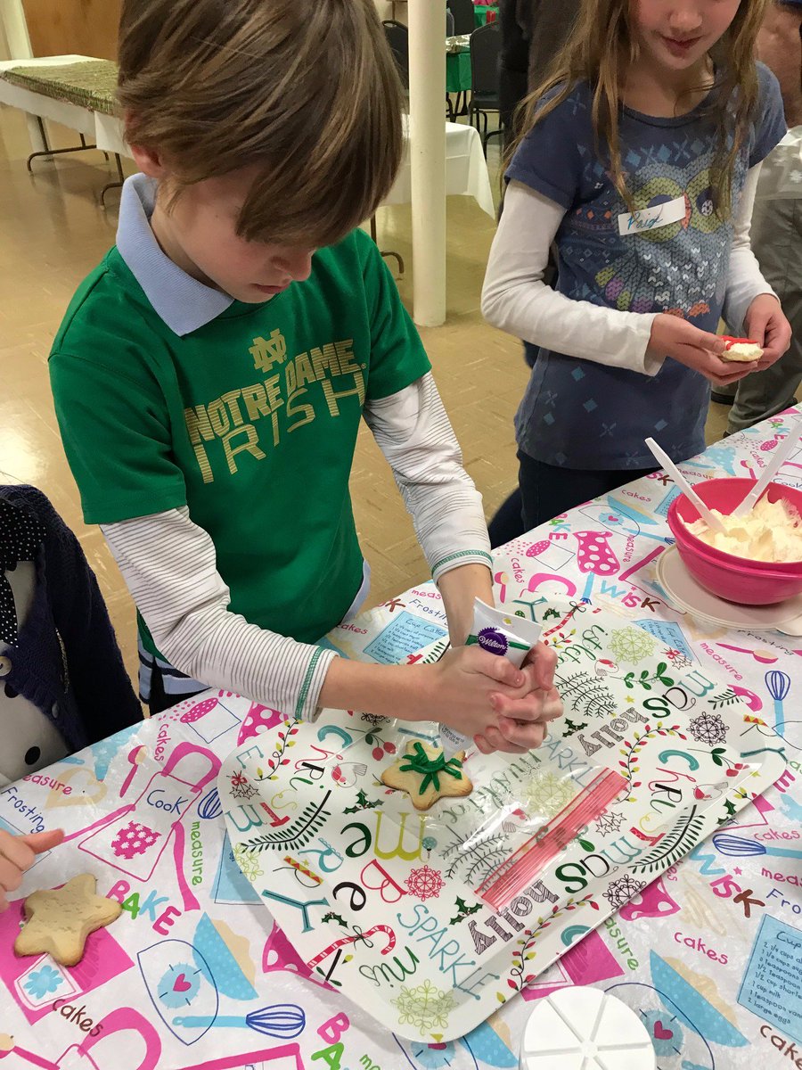 RyansPlace1's tweet photo. Everyone had a fun time this week at our Holiday Program, kids &amp; families decorated cookies, ornaments, Christmas trees, &amp; made buttons in memory of their loved ones. #childrengrieve #makingnewmemories #giveachildhope https://t.co/HBu7H3VaUY