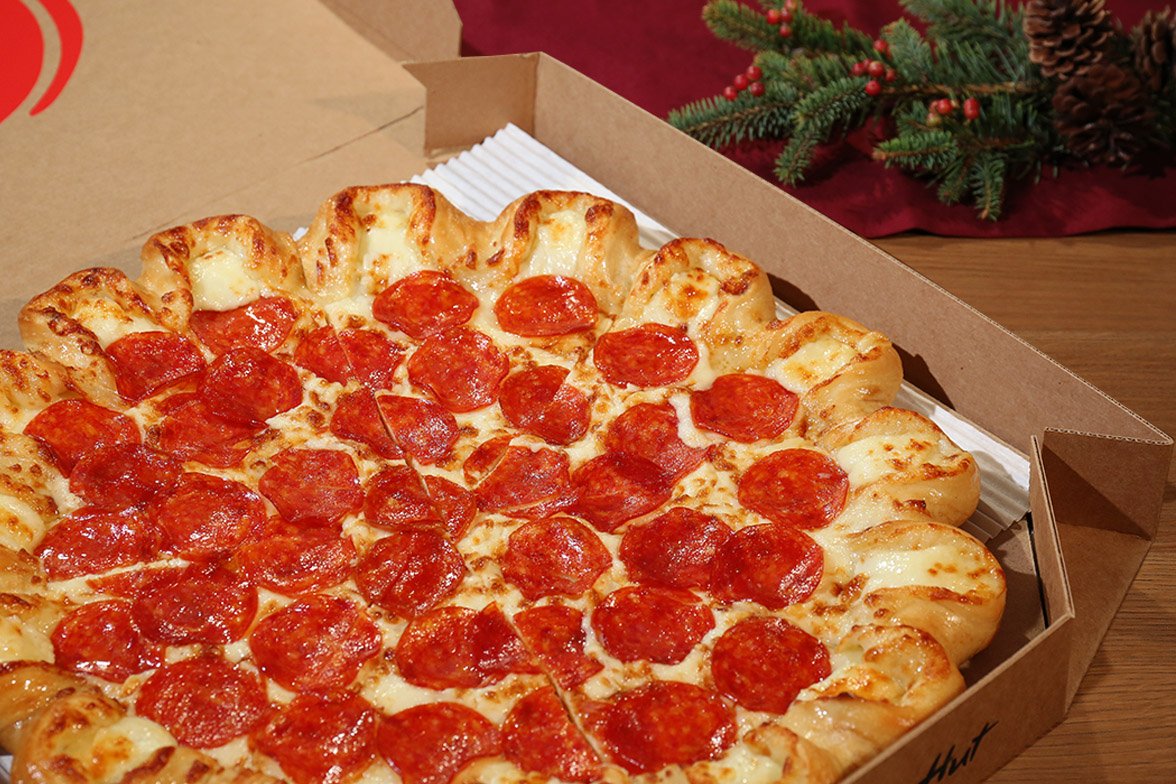 pizzahut's tweet photo. Drop Santa a hint: Ultimate Cheesy Crust Pizza. https://t.co/des08OxT7U